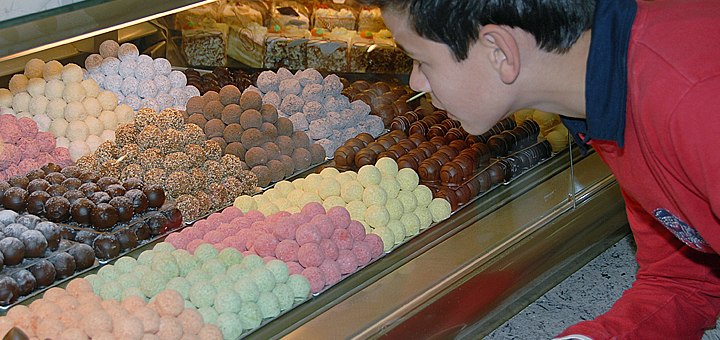 Mike mit Pralinen Kopie